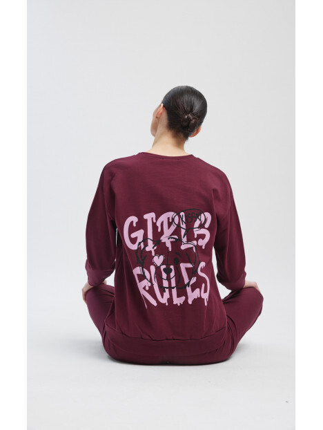 Λεπτομέρεια στάμπας GIRLS RULES στην πλάτη της μπορντό πιτζάμας Minerva