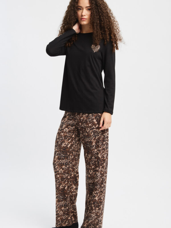 Minerva Floral Animal 53518 γυναικεία πιτζάμα με μαύρη μπλούζα και λεοπάρ παντελόνι μπροστινή όψη