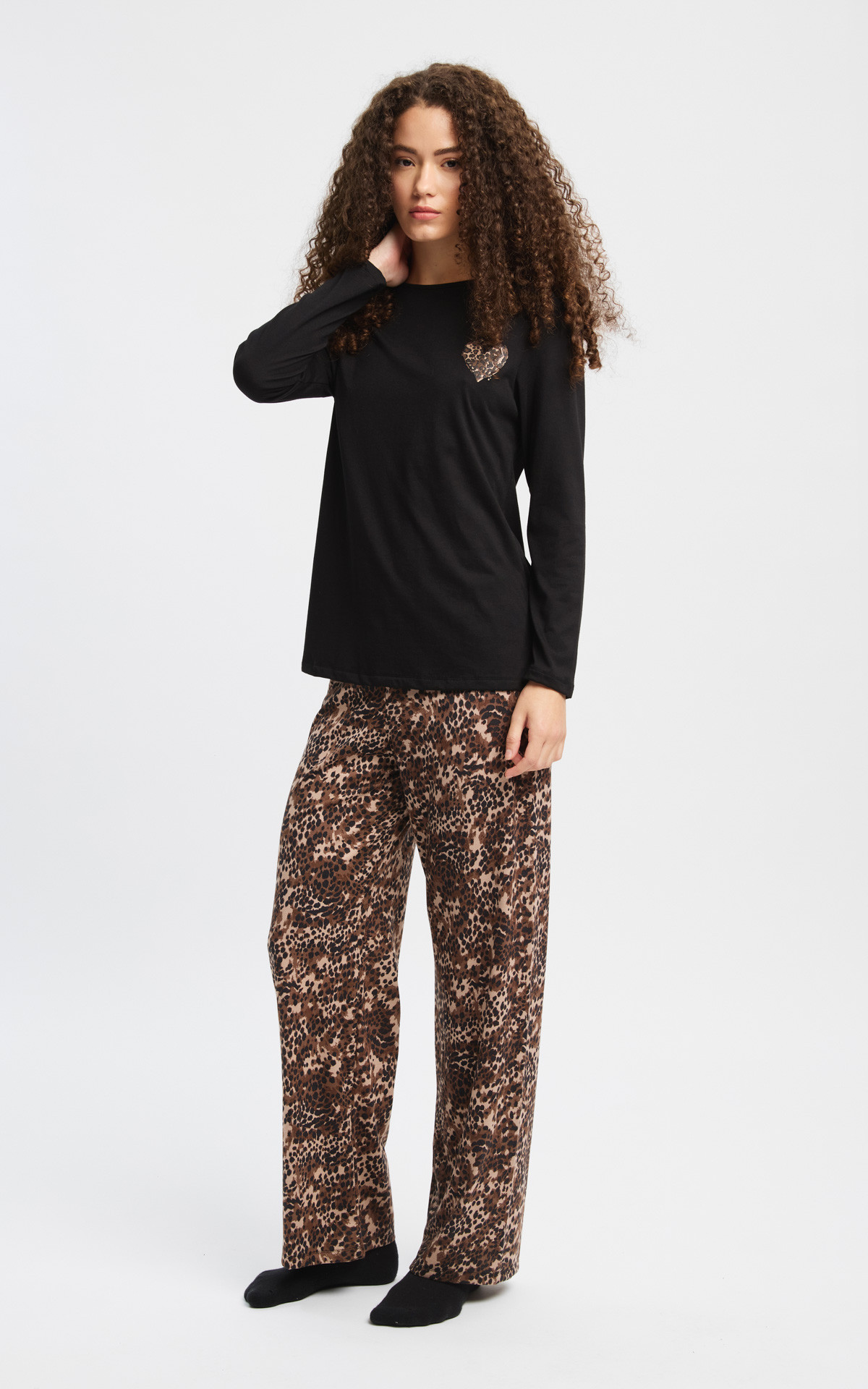 Minerva Floral Animal 53518 γυναικεία πιτζάμα με μαύρη μπλούζα και λεοπάρ παντελόνι μπροστινή όψη