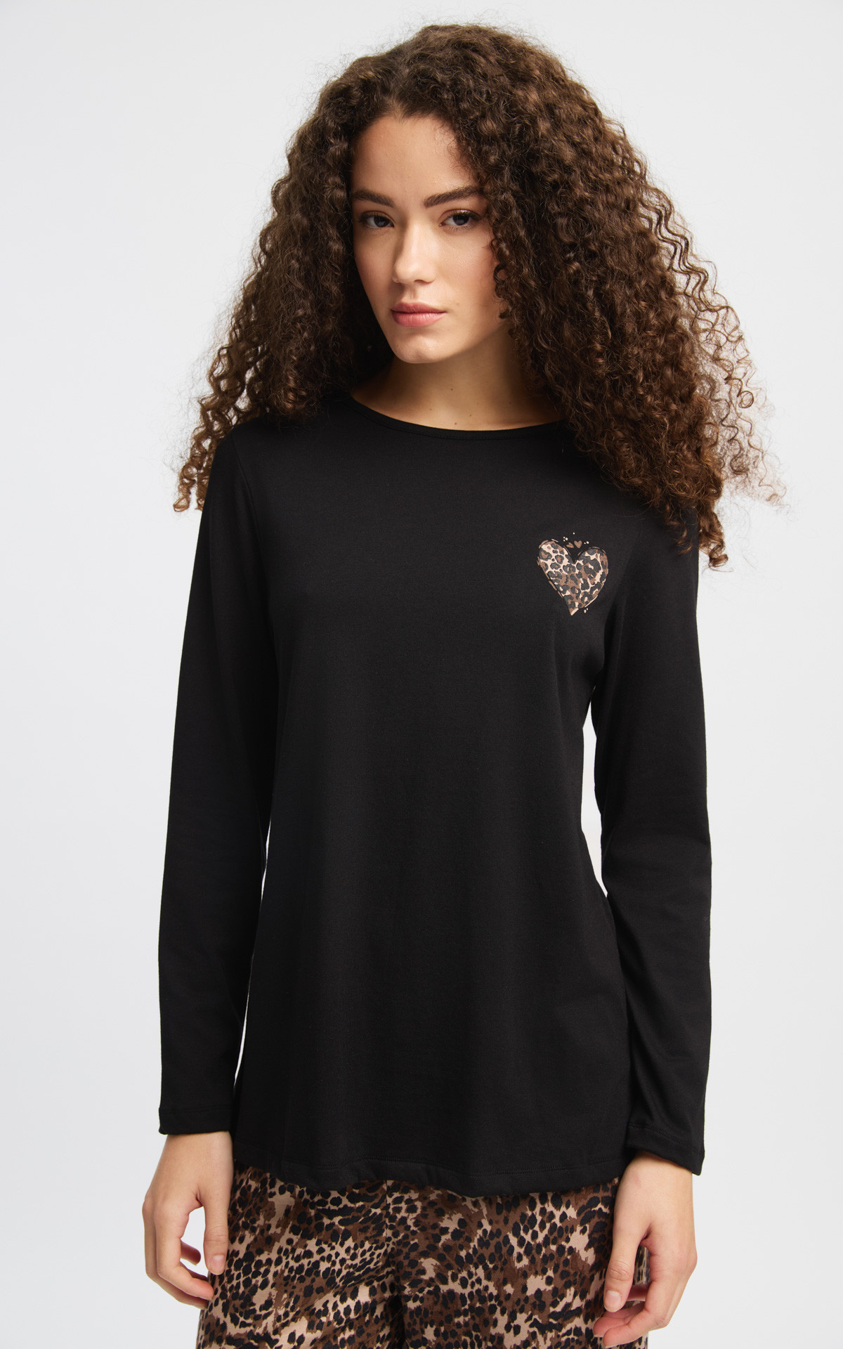 Minerva Floral Animal 53518 μαύρη μακρυμάνικη μπλούζα με μικρή καρδιά animal print στο στήθος