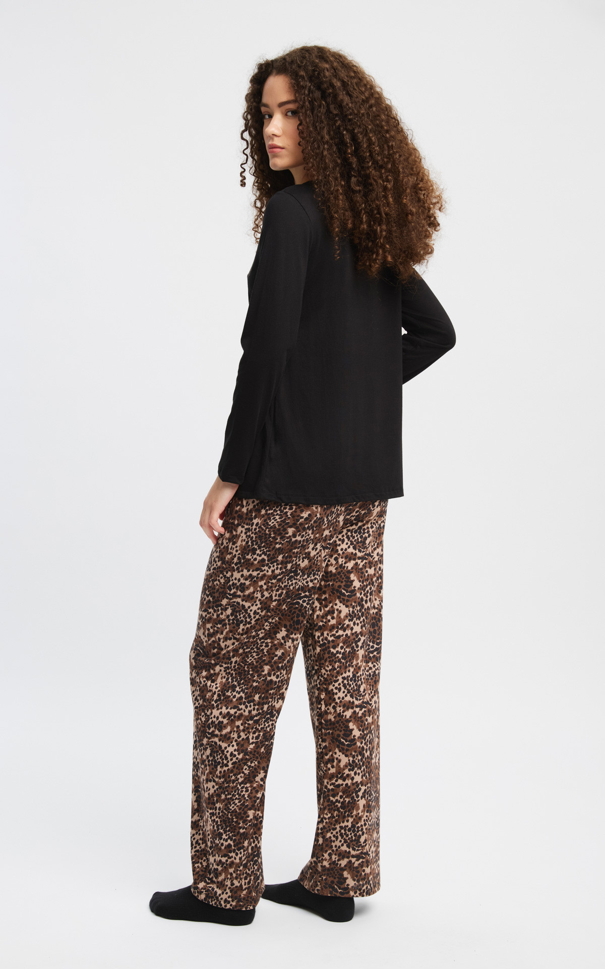 1. Minerva Floral Animal 53518 πίσω όψη γυναικείας πιτζάμας με μαύρη μπλούζα και λεοπάρ παντελόνι