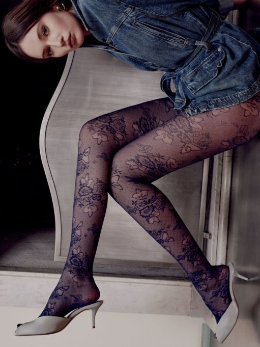 Μπλε καλσόν δαντέλα Transparenze Argo Indigo, φορεμένο με denim φόρεμα και λευκά mules
